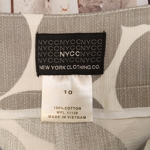 New York & Company Tailored Linen-Look Shorts – Cream/Gray Circle Print - Picture 4 of 8